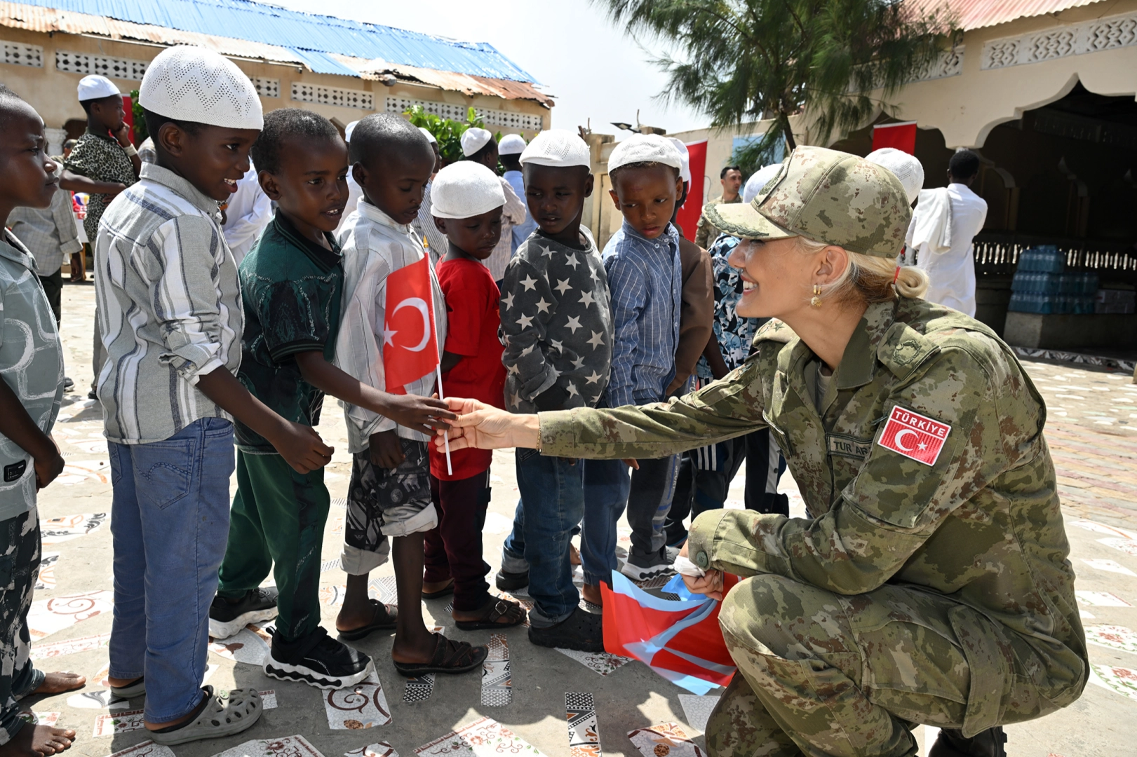 TSK'dan Somali'deki yetim &ccedil;ocuklara gıda ve giyecek desteği