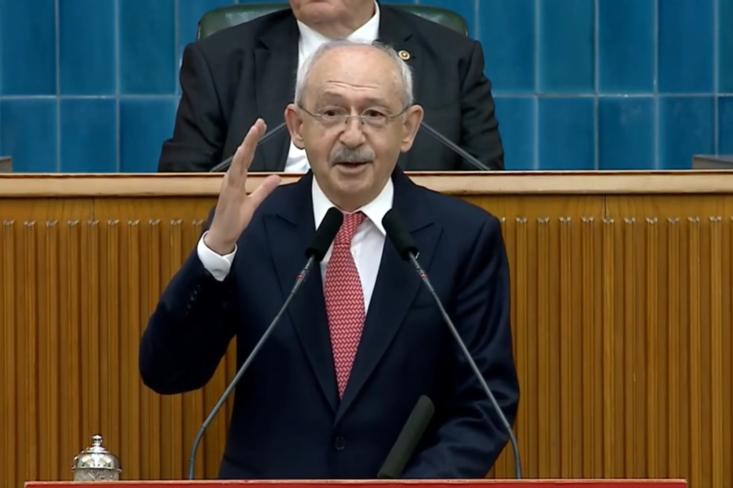 Kılı&ccedil;daroğlu 3 yıl sonra CHP grup toplantısında... Bu Kemal hi&ccedil;bir g&uuml;c&uuml;n karşısında eğilmez