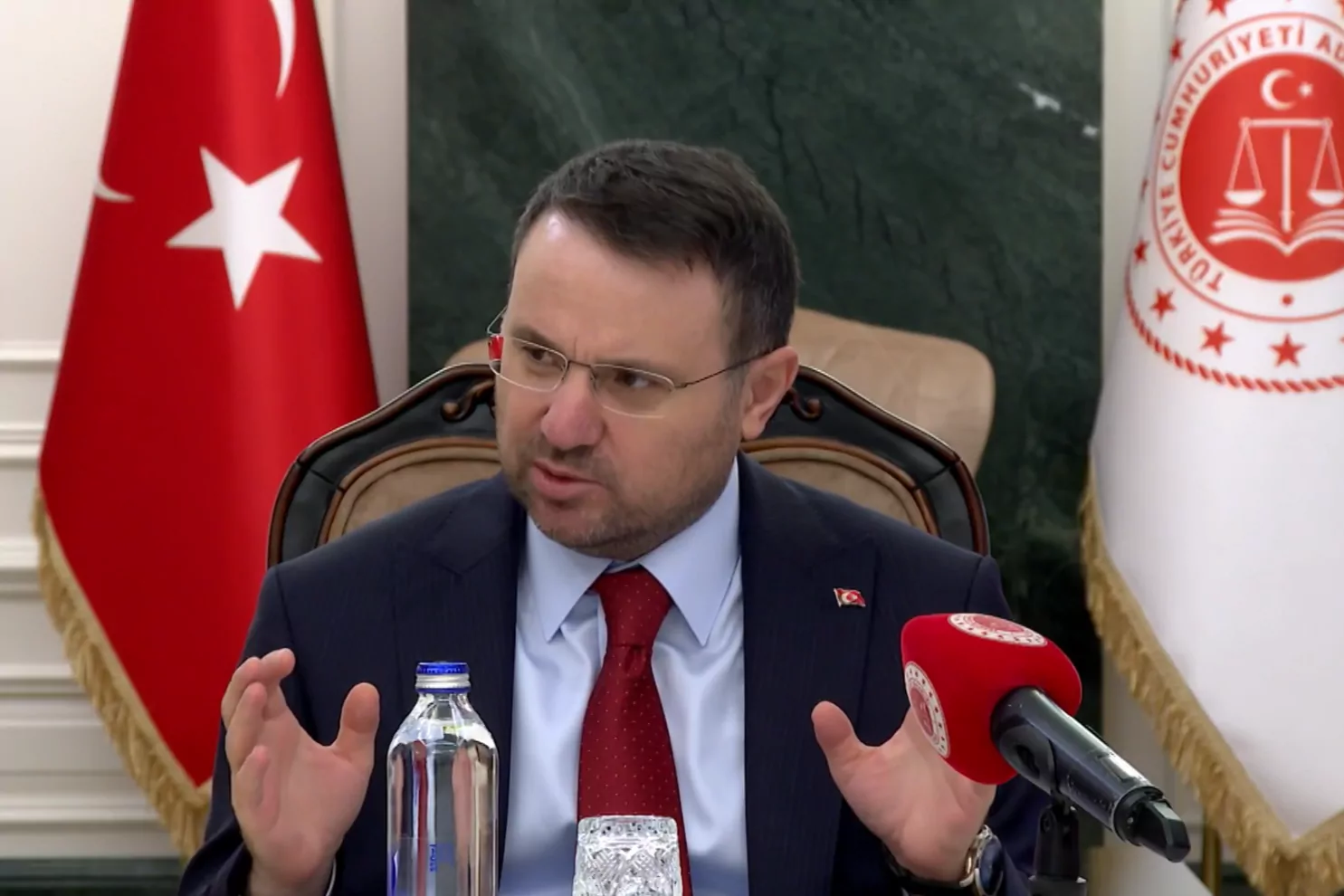 Bakan G&uuml;rlek'ten 8 aylık bilan&ccedil;o: 81 ilde 8.818 operasyonla milyarlarca liralık mal varlığına el konuldu