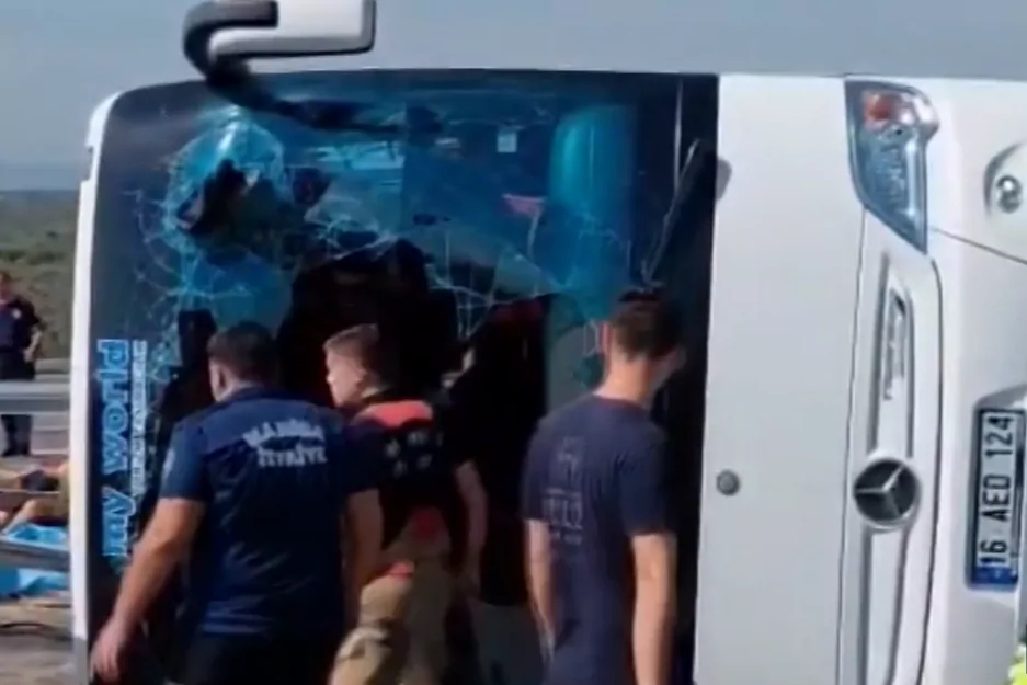 Manisa&rsquo;da feci kaza! Bursa'dan hareket etmişlerdi... &Ccedil;ok sayıda &ouml;l&uuml; var!
