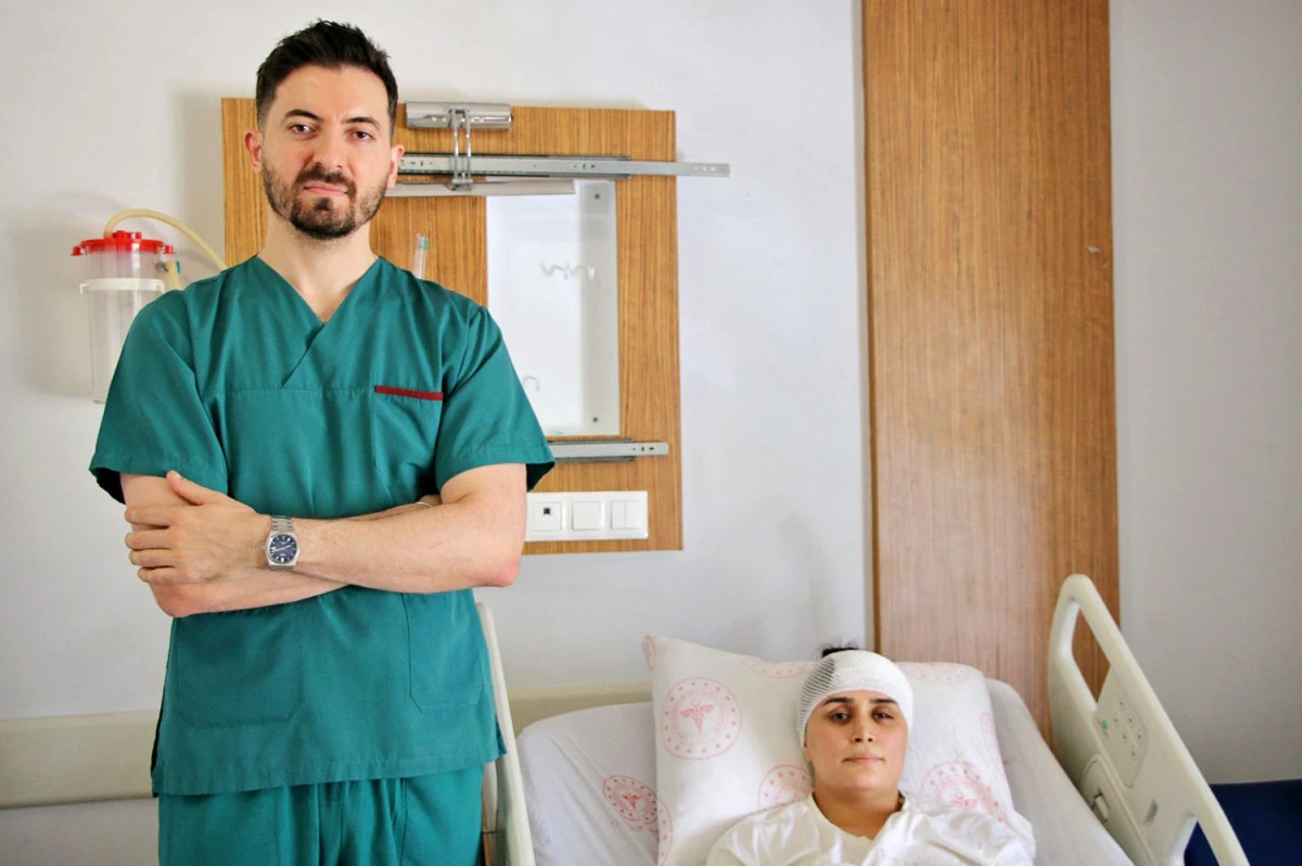 12 Saat S&uuml;ren Zorlu Ameliyatla G&ouml;rme Sinirine Baskı Yapan T&uuml;m&ouml;r &Ccedil;ıkarıldı