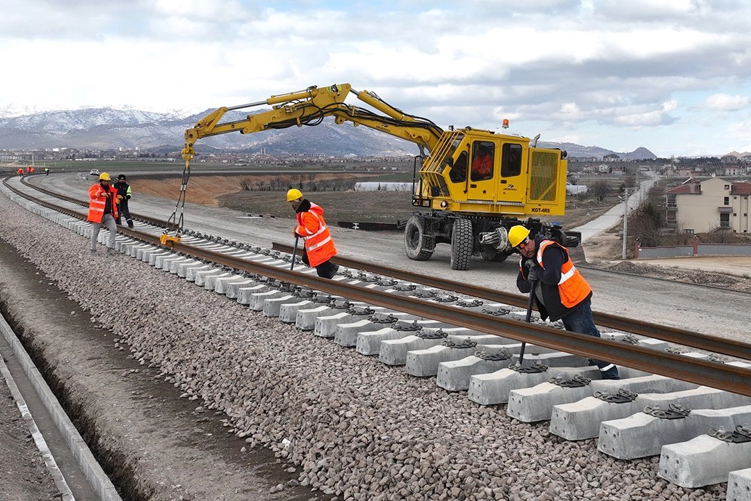 Ankara&ndash;İzmir Hızlı Tren hattında hummalı &ccedil;alışma