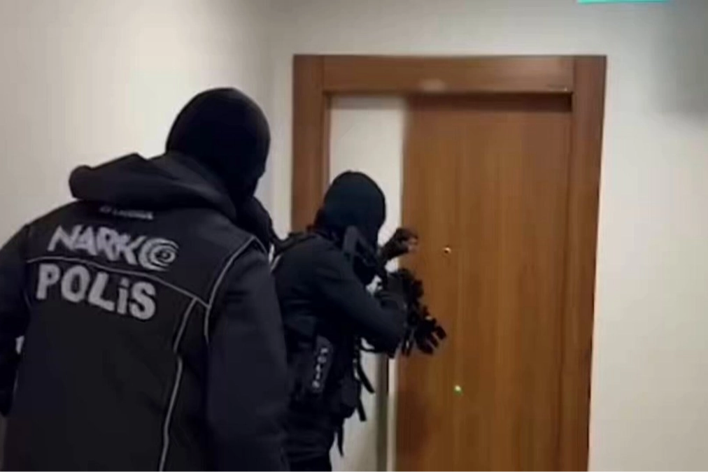 İstanbul&rsquo;da uluslararası narkotik operasyonu... Kırmızı b&uuml;ltenle aranan ş&uuml;pheli yakalandı