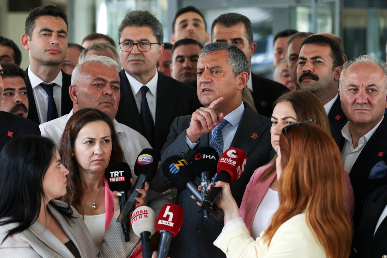 &Ouml;zg&uuml;r &Ouml;zel&rsquo;den butlan tepkisi: Tedbir kararı kurultayı engellemez