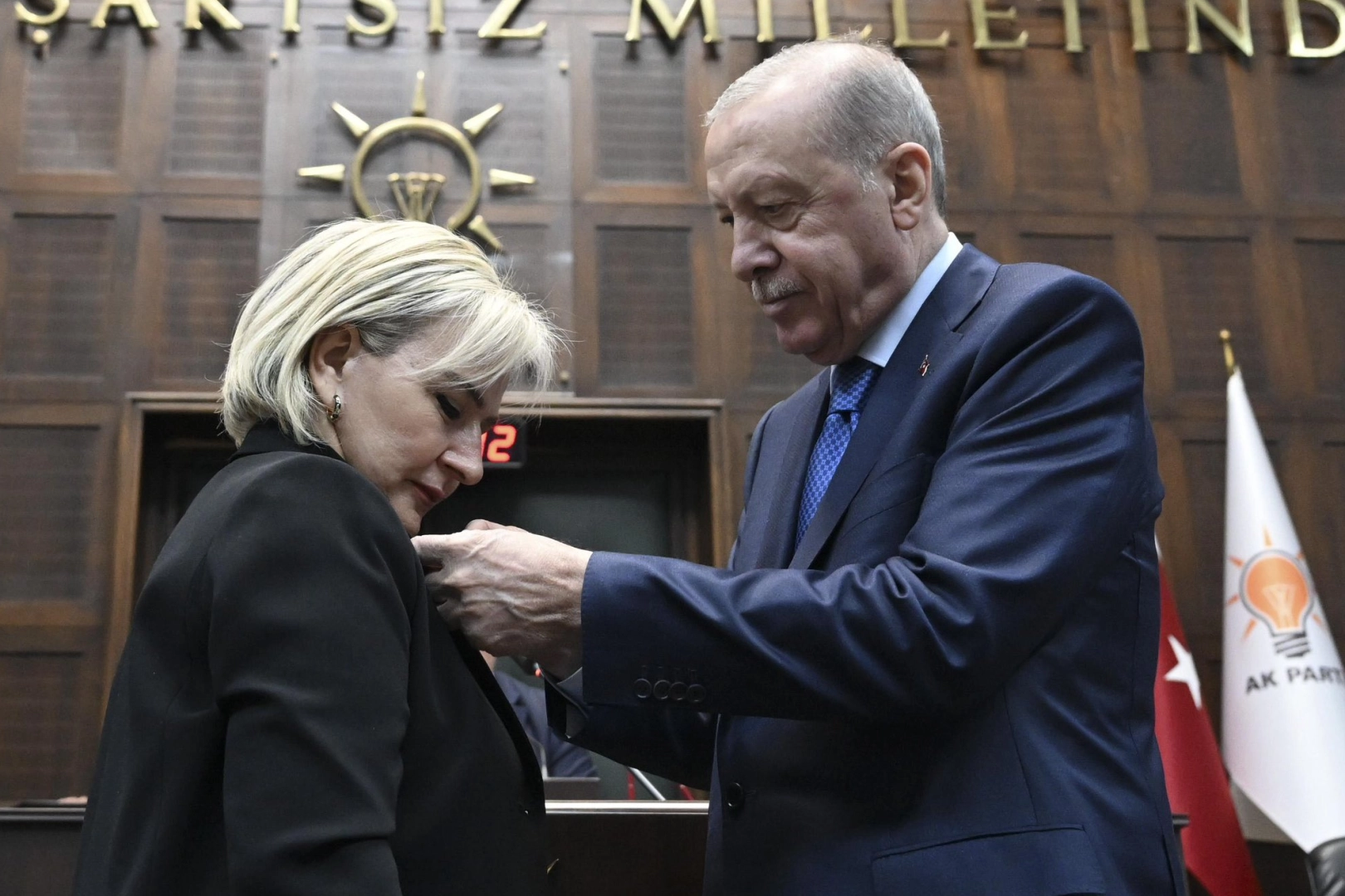 CHP&rsquo;den istifa eden Nimet &Ouml;zdemir AK Parti&rsquo;ye katıldı