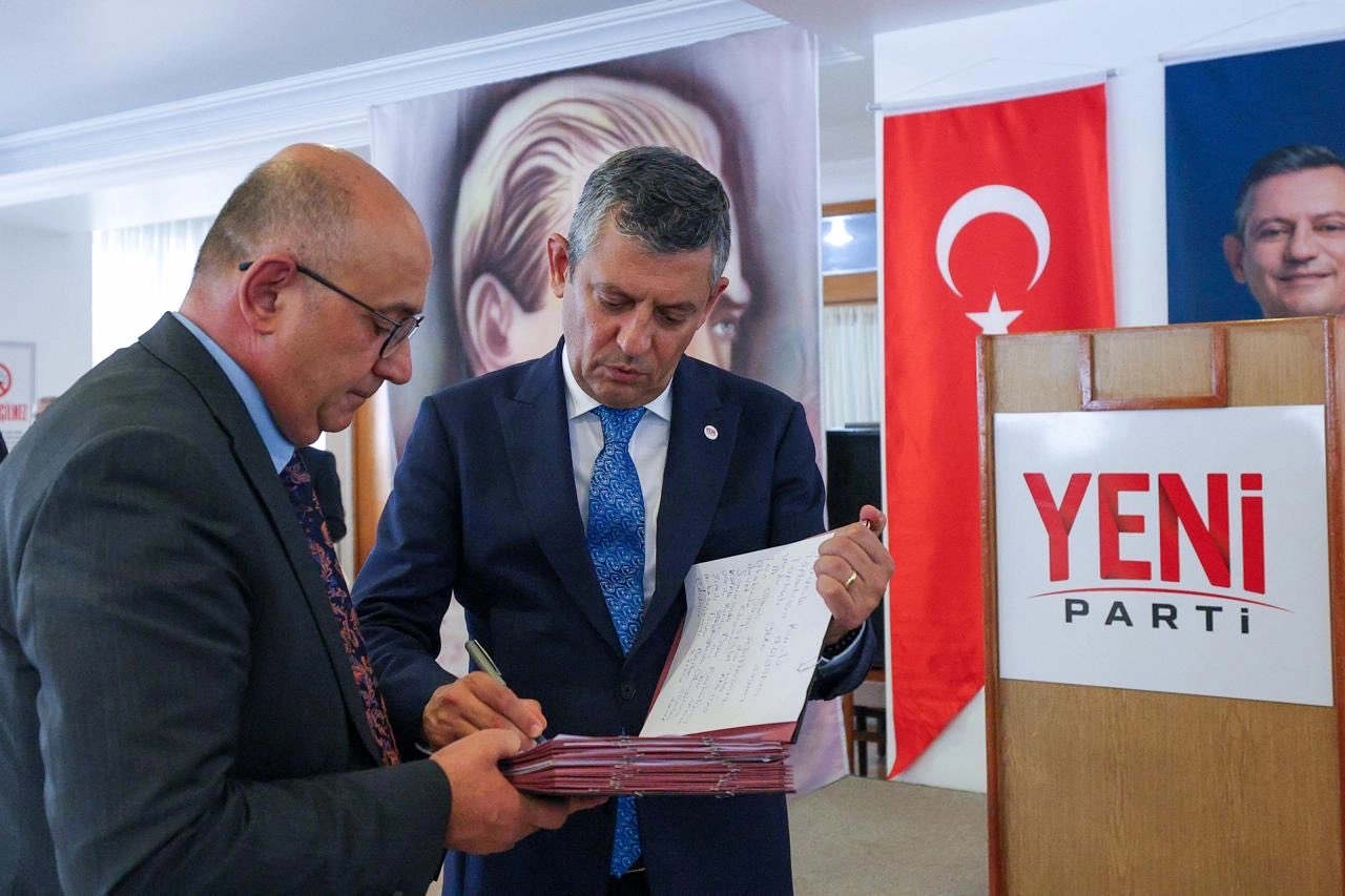 &Ouml;zg&uuml;r &Ouml;zel, YENİ Parti'nin Genel Başkanı se&ccedil;ildi
