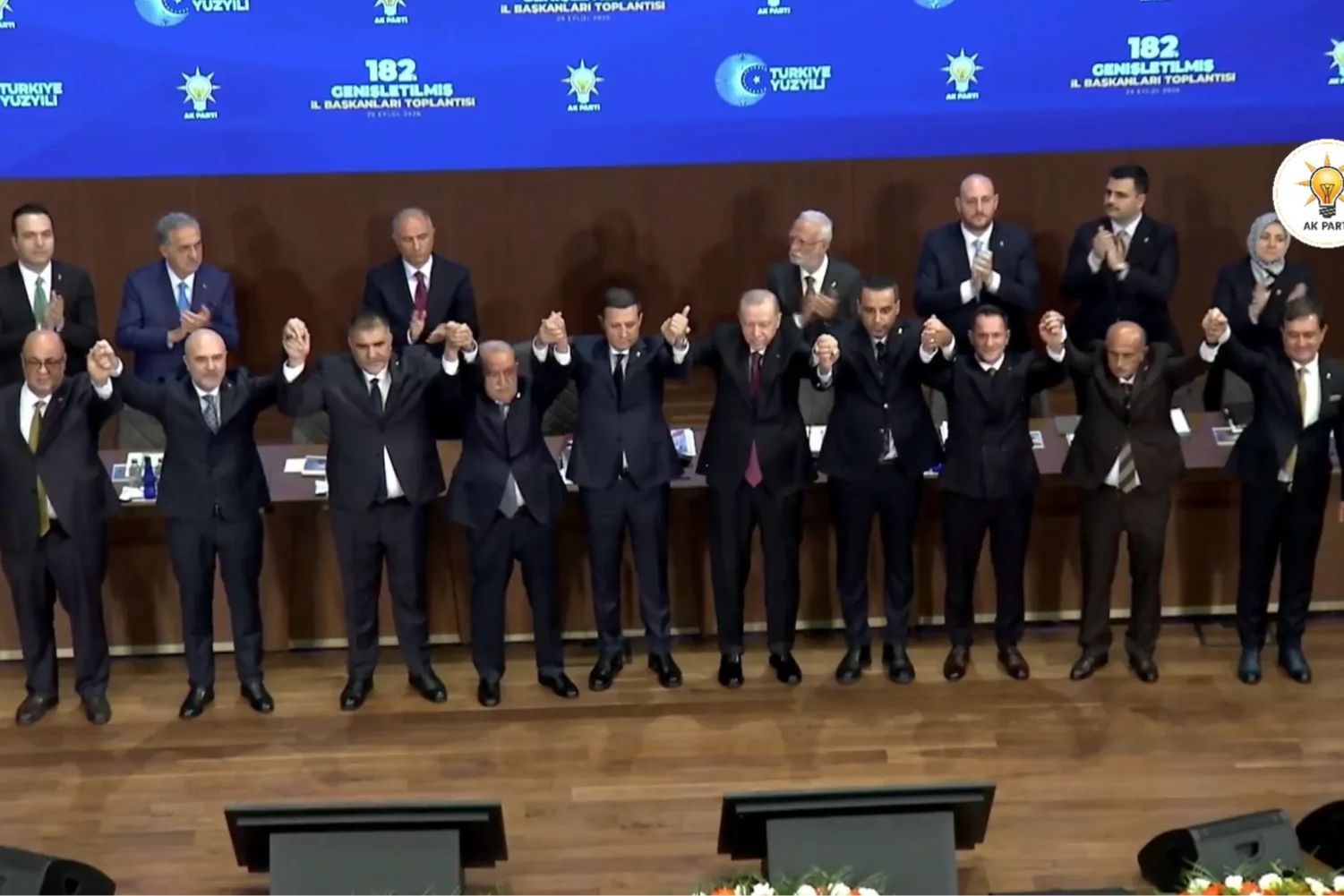 9 belediye başkanı AK Parti&rsquo;ye ge&ccedil;ti