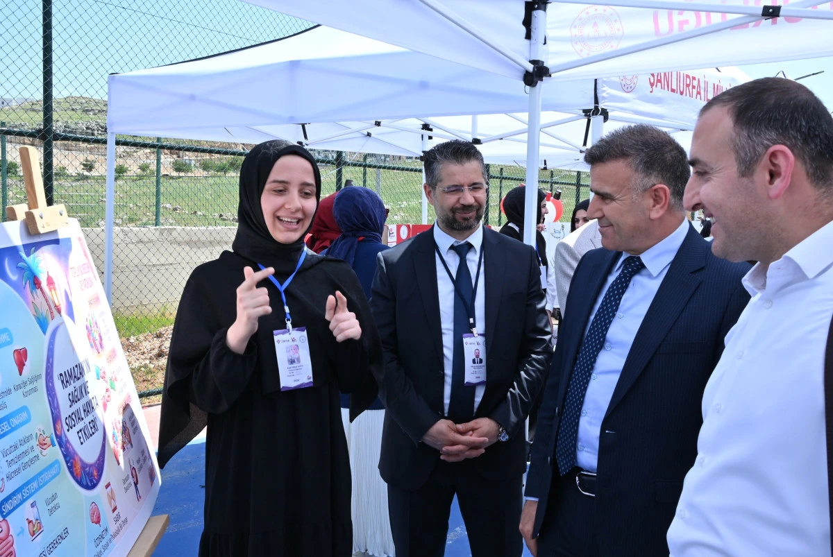 Akabe Kız Anadolu İmam Hatip Lisesinde Bilim Ş&ouml;leni: T&Uuml;BİTAK 4006 Sergisi Kapılarını A&ccedil;tı