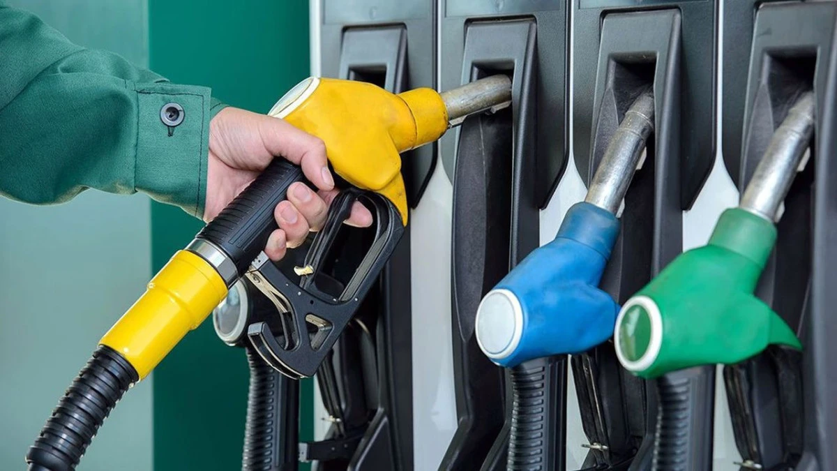 Ara&ccedil; Sahiplerine M&uuml;jde: Motorinin Ardından Benzine de İndirim Geliyor!