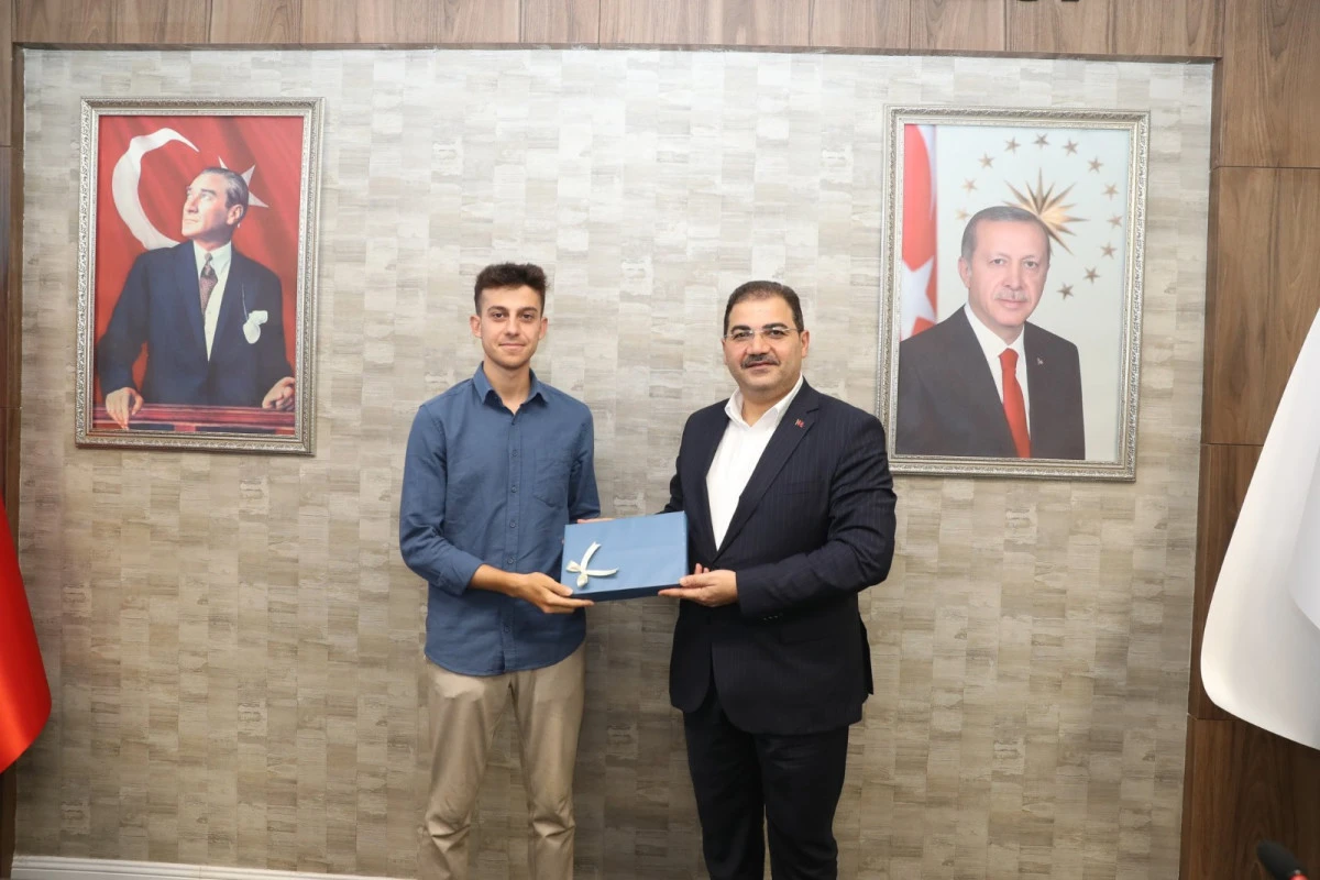 BAŞKAN CANPOLAT, DERECEYE GİREN ÖĞRENCİLERİ ÖDÜLLENDİRDİ