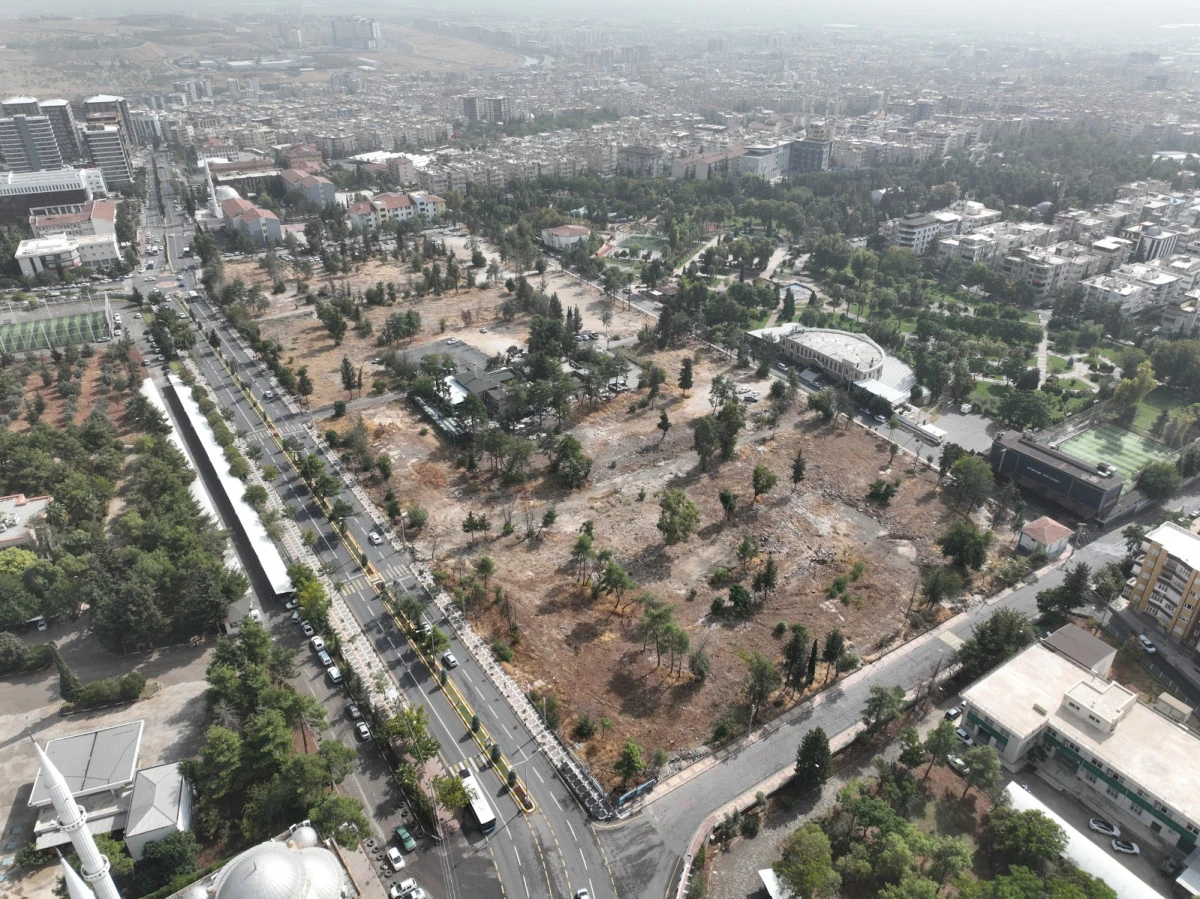 BAŞKAN G&Uuml;LPINAR&rsquo;DAN 300 EVLER M&Uuml;JDESİ: ŞANLIURFA&rsquo;NIN MERKEZİNE B&Uuml;Y&Uuml;K YEŞİL ALAN GELİYOR!