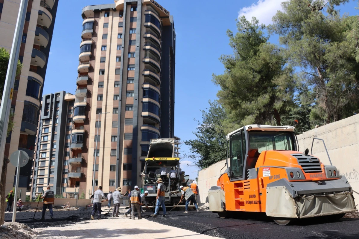 B&Uuml;Y&Uuml;KŞEHİR, AKPIYAR MAHALLESİ&rsquo;NDE YOLLARI SICAK ASFALTLA YENİLİYOR