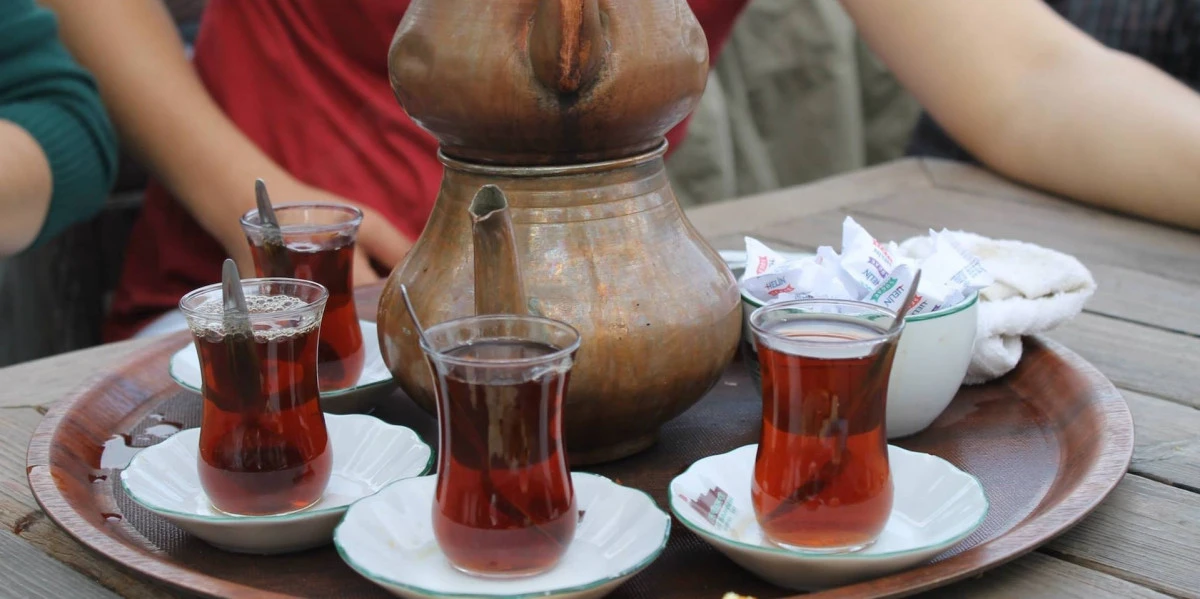 &Ccedil;ay Tiryakilerinin Vazge&ccedil;ilmezi: Ka&ccedil;ak &Ccedil;ay Sağlıklı mı, Zararlı mı?