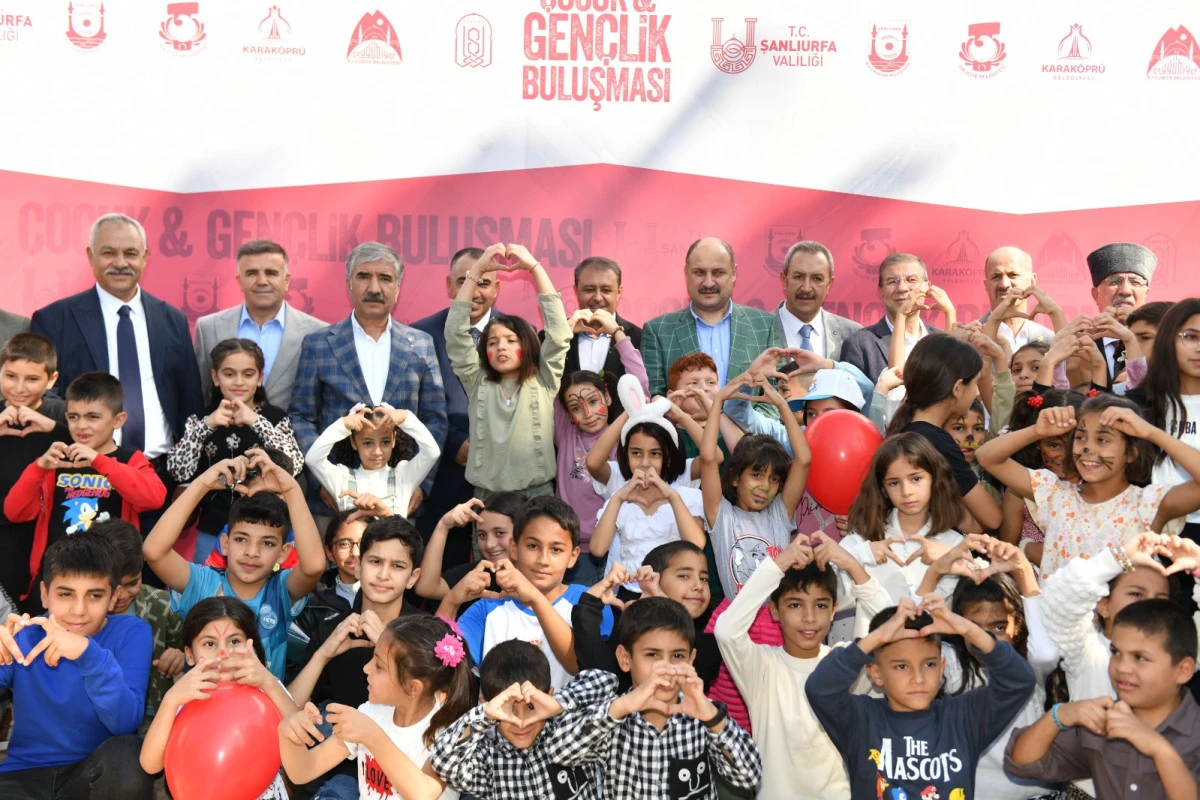 ÇOCUK VE GENÇLİK BULUŞMASI BİNLERCE ÇOCUK VE GENCİ BIR ARAYA GETİRDİ