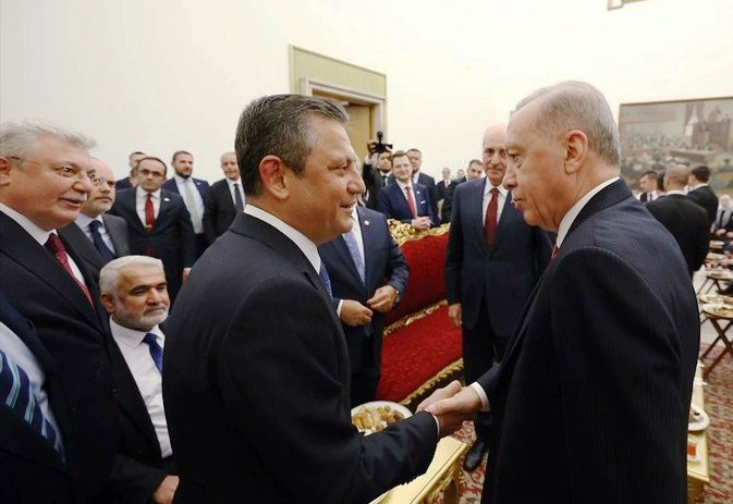 Cumhurbaşkanı Erdoğan, CHP lideri Özel ile TBMM'de kısa bir görüşme gerçekleştirdi