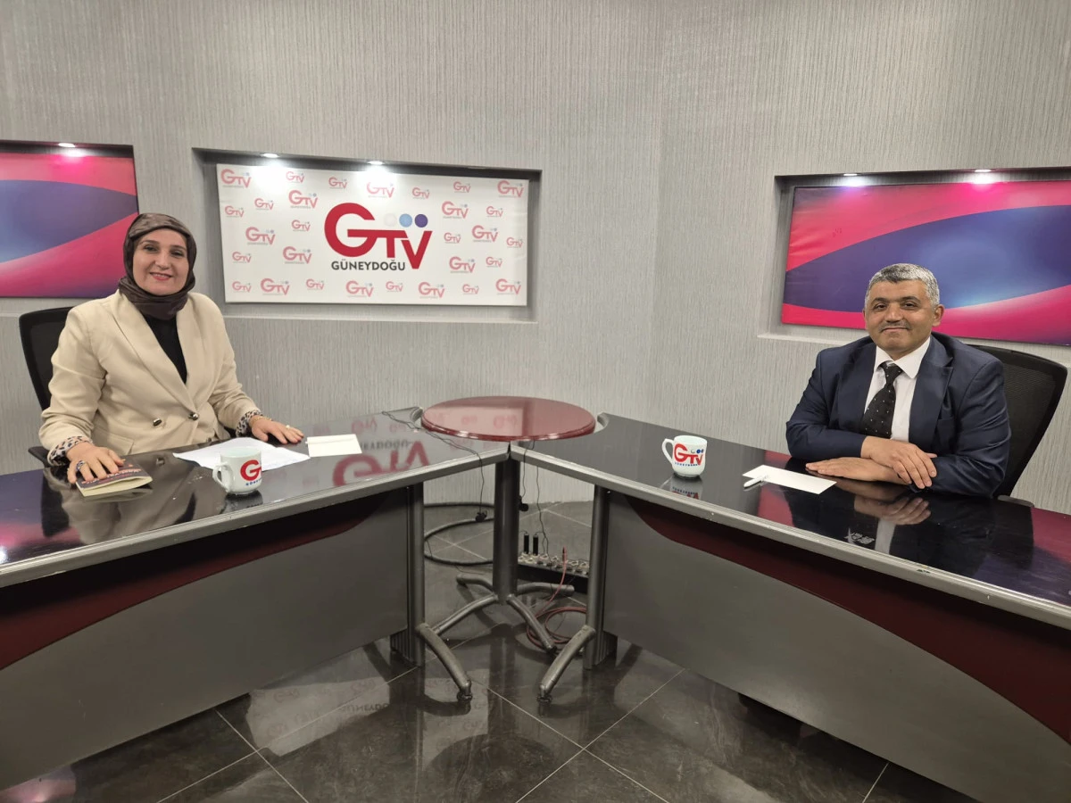 Eğitimci Mehmet Akbaş Başarının Sırlarını Meral Bayat&rsquo;la Biz Bize&rsquo;de Anlattı