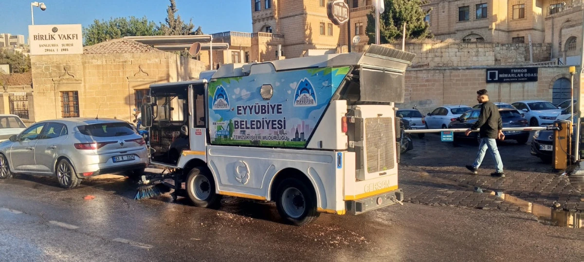 Geceyi Gündüze Katan Temizlik Ekibi, Eyyübiye’yi Baştan Aşağı Temizliyor