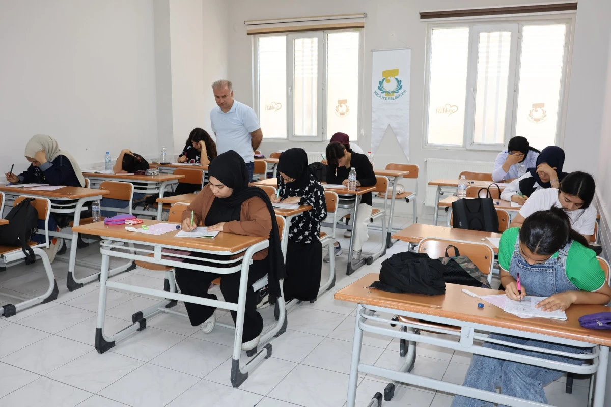 HALİLİYE BELEDİYESİ GEN&Ccedil;LERİ GELECEĞE HAZIRLADI, 95 &Ouml;ĞRENCİ &Uuml;NİVERSİTELİ OLDU