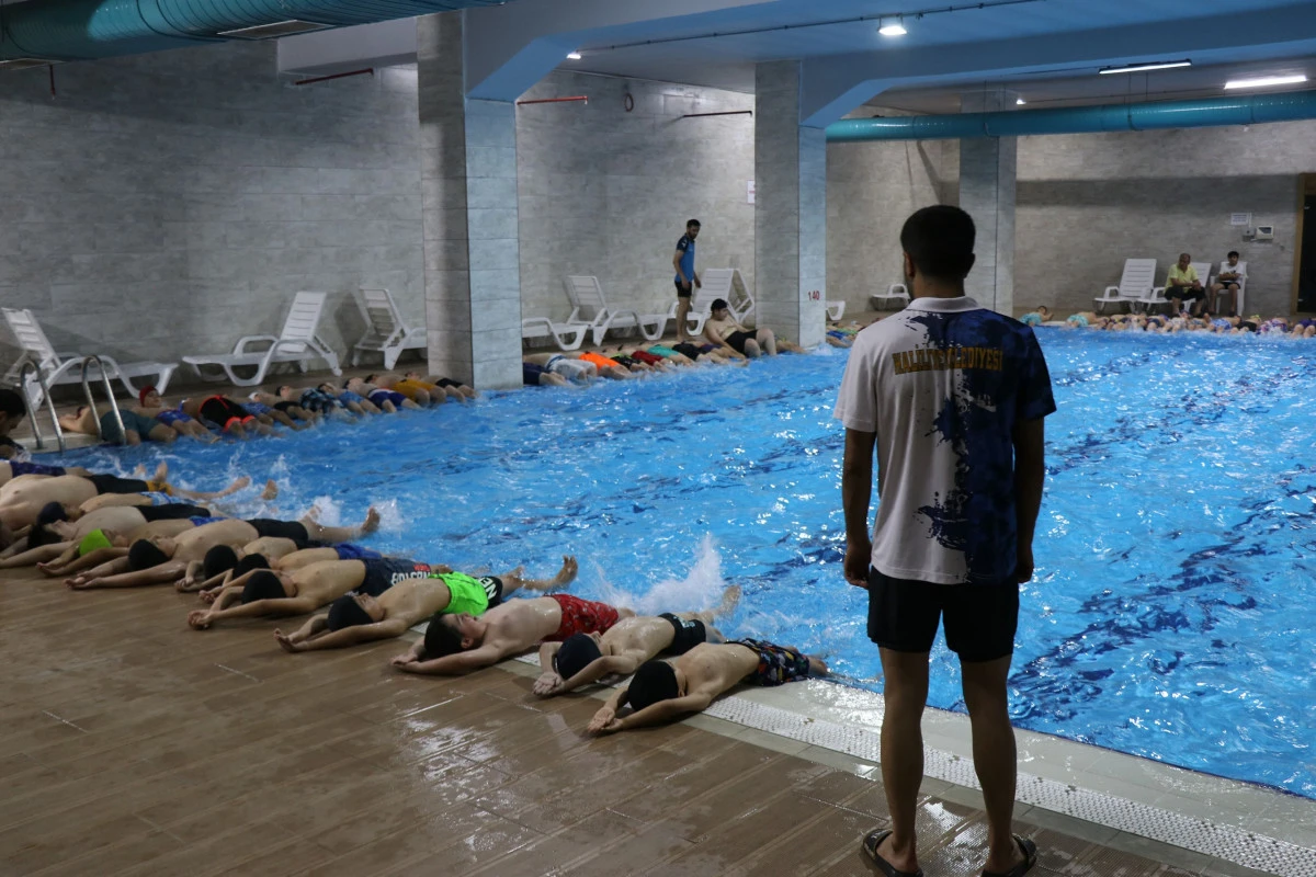 HALİLİYE BELEDİYESİ YAZ SPOR OKULLARINDA Y&Uuml;ZME KURSLARIYLA YAZ DOLU DOLU GE&Ccedil;İYOR