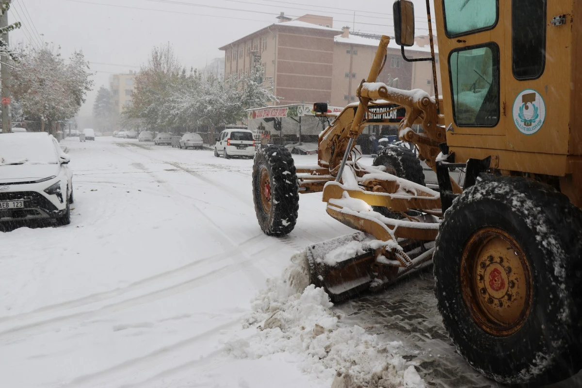 HALİLİYE BELEDİYESİ&rsquo;NDEN ETKİLİ KARLA M&Uuml;CADELE