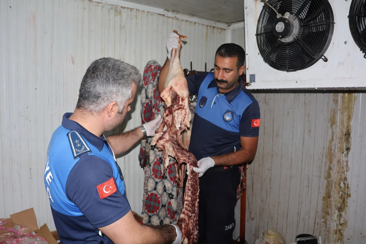 HALİLİYE&rsquo;DE HALK SAĞLIĞI DENETİMİ: 315 KİLOGRAM BOZUK ETE EL KONULDU