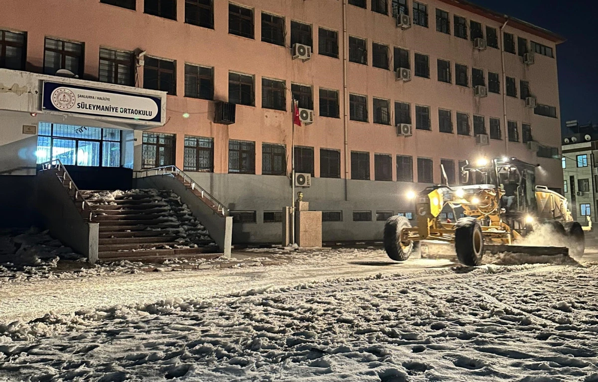 HALİLİYE&rsquo;DE OKULLARDA KAR TEMİZLİĞİ İ&Ccedil;İN YOĞUN MESAİ