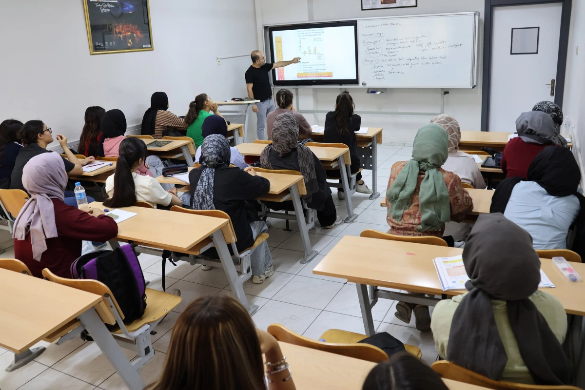 HALİLİYE&rsquo;DE &Uuml;NİVERSİTE ADAYLARINA &Uuml;CRETSİZ YAZ KURSU