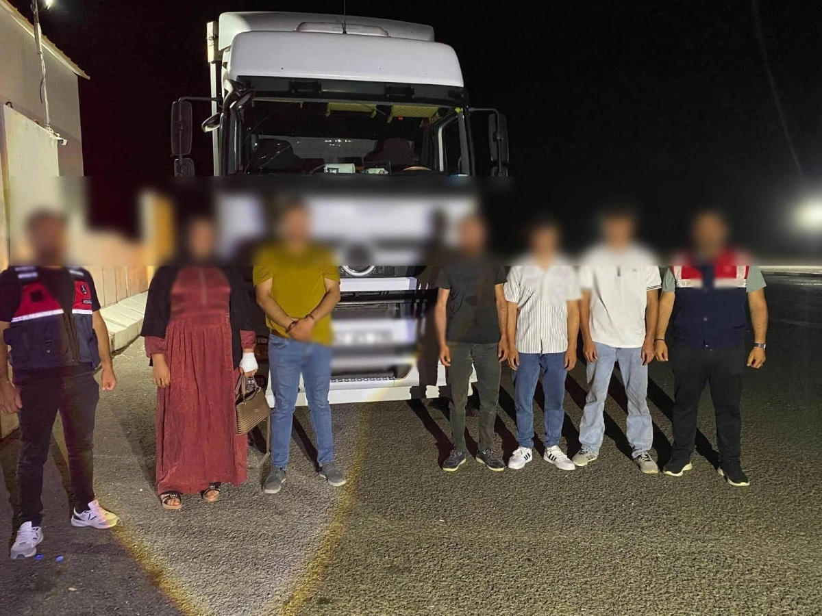 Jandarmadan G&ouml;&ccedil;men Ka&ccedil;ak&ccedil;ılığına Darbe: 143 Kişiye Adli İşlem