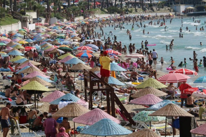 Kuşadası&rsquo;nda Bayram İzdihamı: Kent N&uuml;fusu 1 Milyona Dayandı, Otellerde Boş Oda Kalmadı!