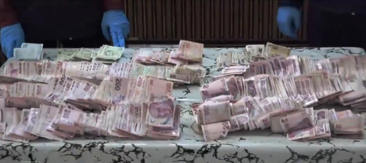 Şanlıurfa Otogarında Şok G&ouml;r&uuml;nt&uuml;: Dilencinin &Uuml;zerinden 117 Bin Lira &Ccedil;ıktı!