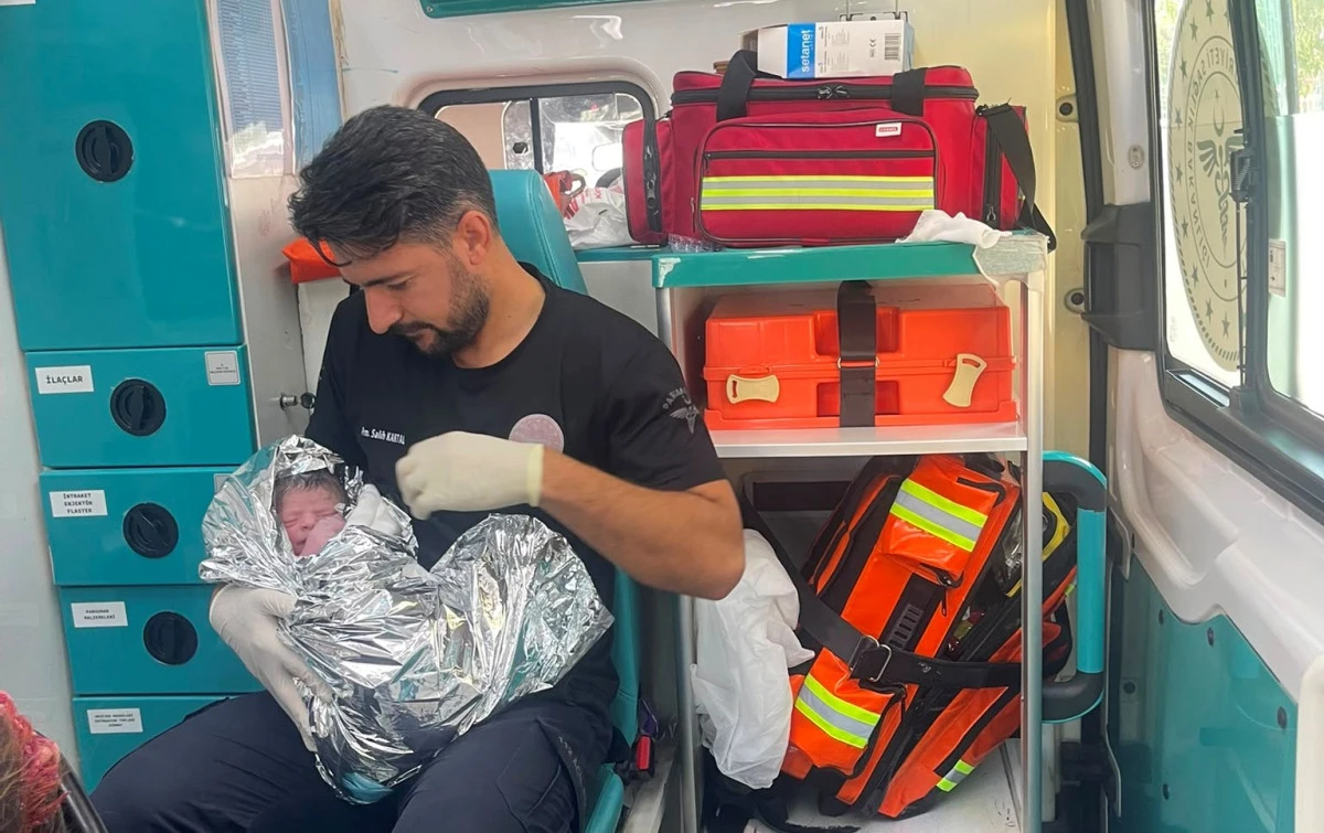 ŞANLIURFA&rsquo;DA 112 EKİPLERİNDEN ARA&Ccedil; İ&Ccedil;ERİSİNDE BAŞARILI DOĞUM M&Uuml;DAHALESİ