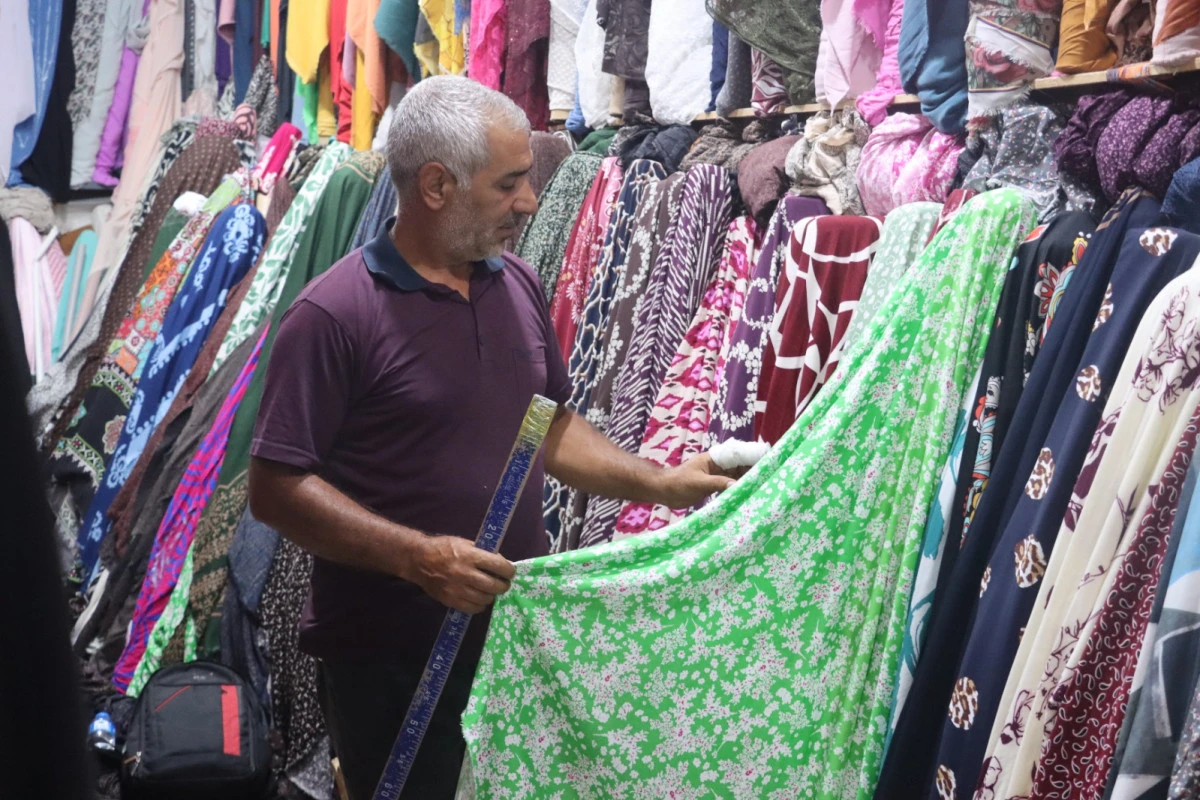 Şanlıurfa&rsquo;da Kumaştan Sanata: Xeftan ve Z&uuml;b&uuml;n Usta Terzilerin Elinde Hayat Buluyor