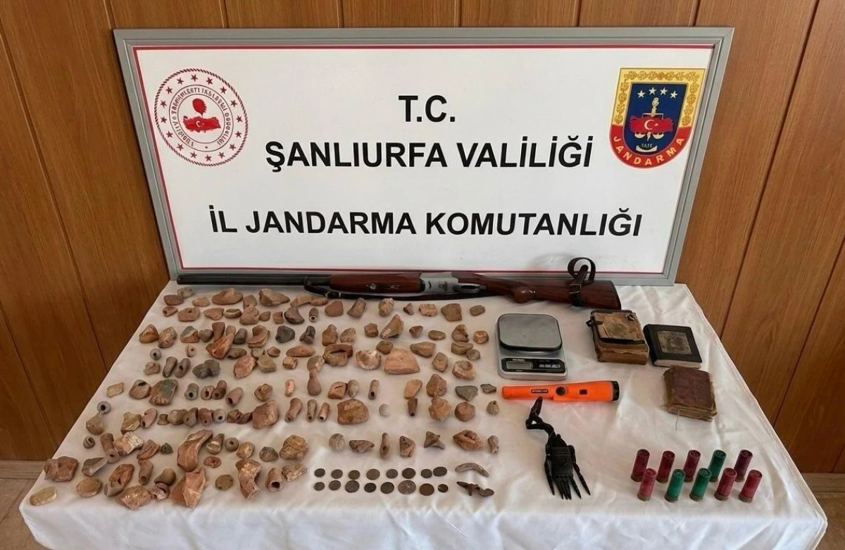 ŞANLIURFA&rsquo;DA TARİHİ ESER OPERASYONU: &Ccedil;OK SAYIDA ESER VE DEDEKT&Ouml;R ELE GE&Ccedil;İRİLDİ