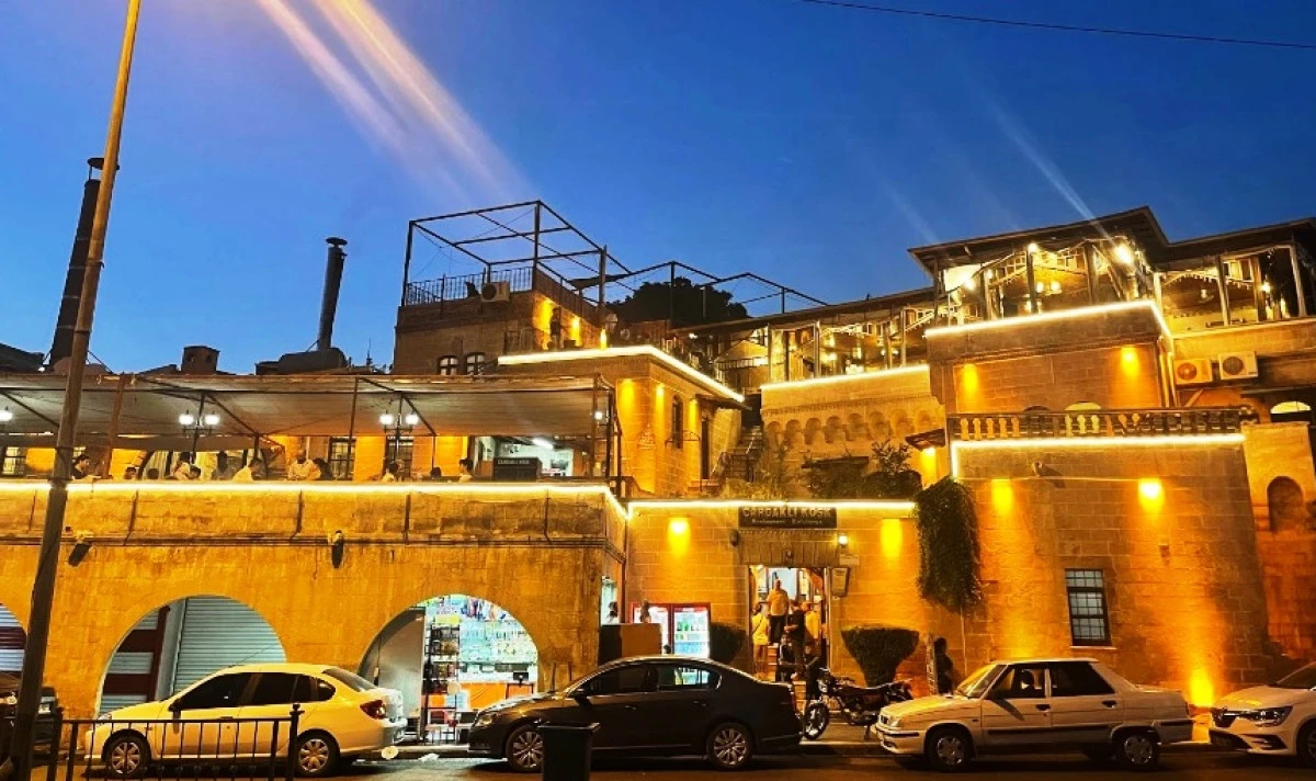 Tarihin ve Lezzetin Buluşma Noktası: Çardaklı Köşk