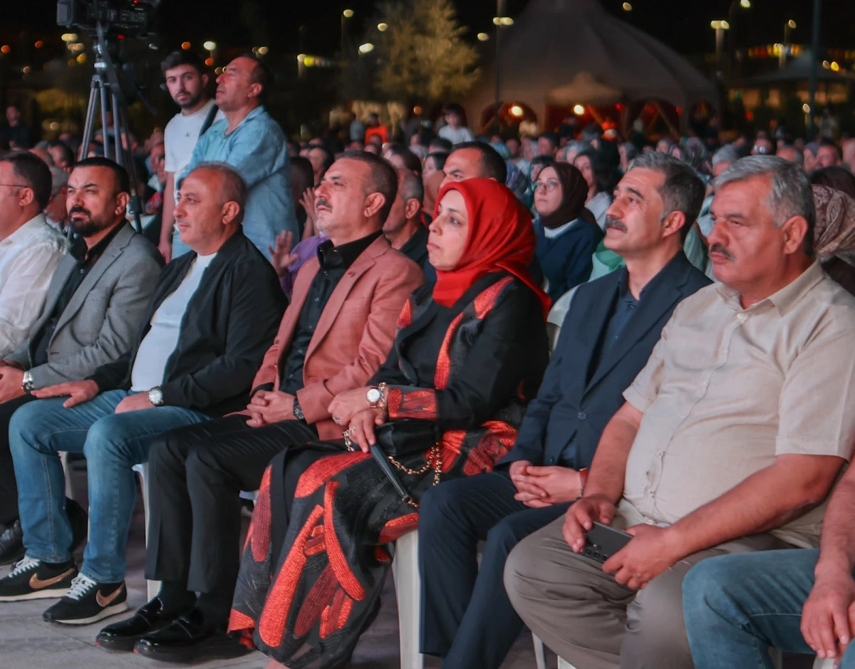 T&Uuml;RK D&Uuml;NYASI ŞENLİĞİ MUHTEŞEM BİR KONSERLE SONA ERDİ