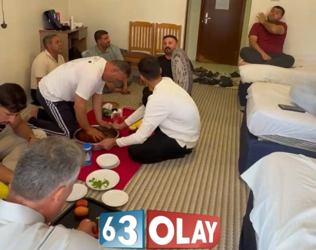 Umre Kafilesi Mekke'de Çiğ Köfte Keyfi ve İlahi Ziyafetiyle Moral Depoladı!