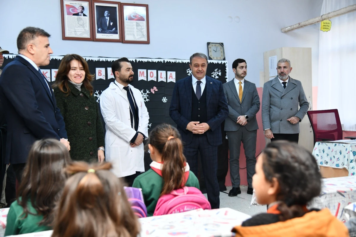 VALİ ŞILDAK EYY&Uuml;BİYE TURLUK MAHALLESİ&rsquo;NDE KARNE T&Ouml;RENİNE KATILDI