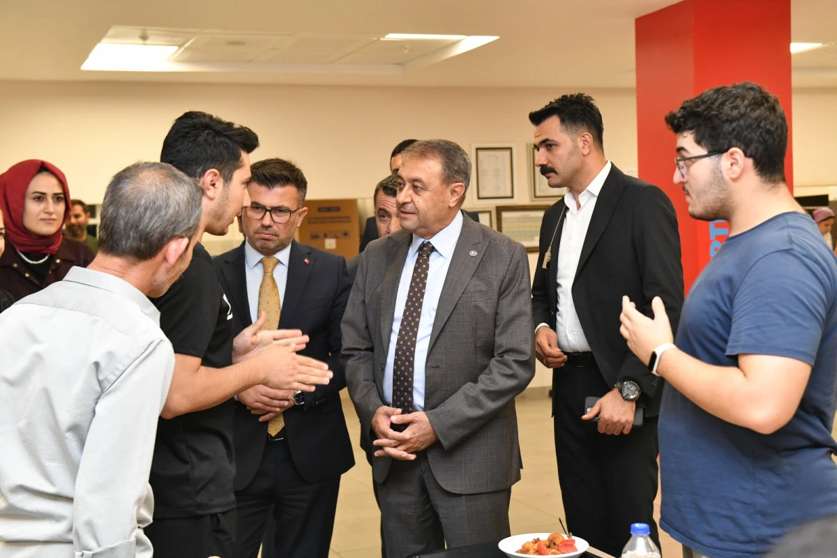 VALİ ŞILDAK ÜNİVERSİTE ÖĞRENCİLERİNİ DİNLEDİ